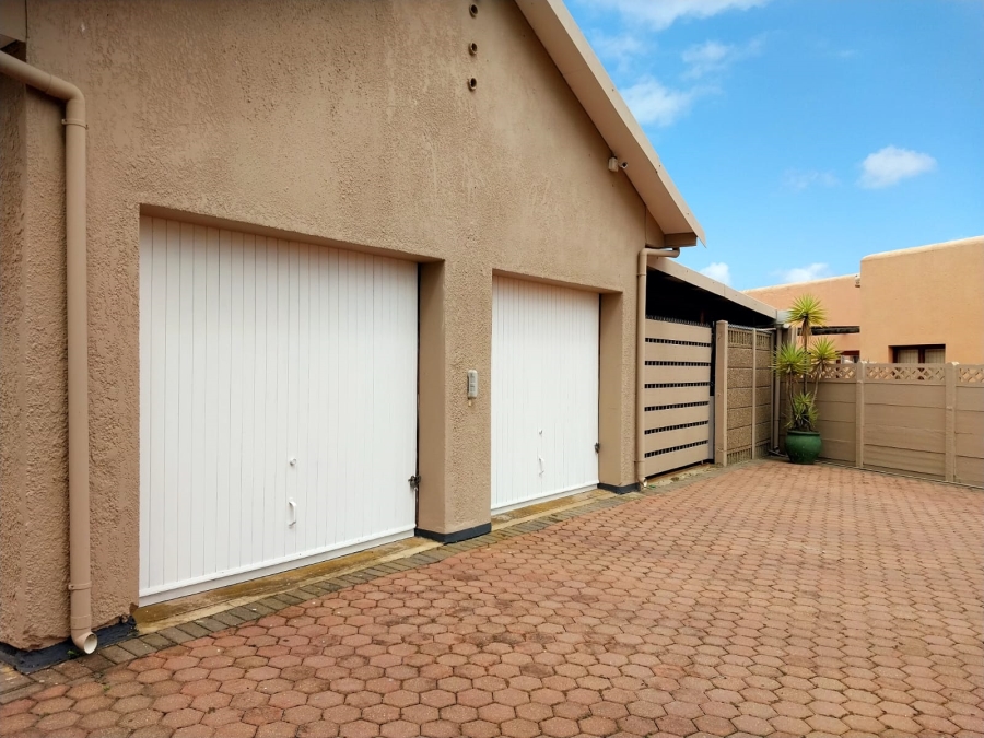 7 Bedroom Property for Sale in Levallia Western Cape